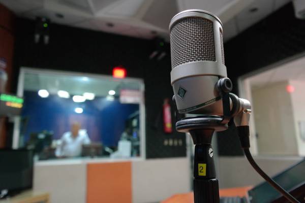 Ραδιοφωνικός σταθμός αναζητά τραγούδια, διαφημίσεις και... διευθυντές