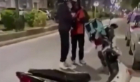Βύρωνας: Παριστάνουν τους αστυνομικούς και κάνουν ελέγχους σε πολίτες για… πλάκα (Βίντεο)