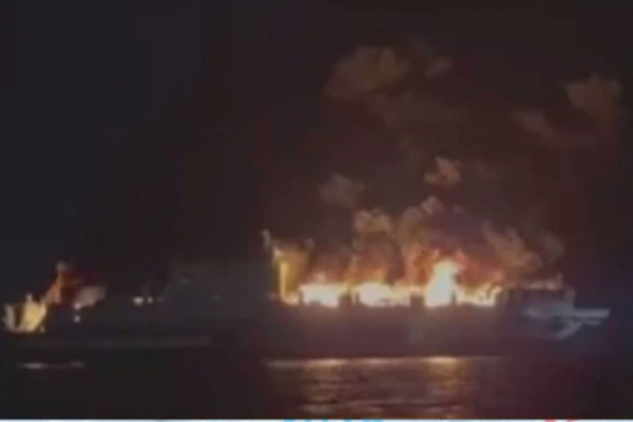 Θρίλερ στην Ηγουμενίτσα: Μεγάλη φωτιά σε πλοίο με 237 επιβάτες - Εγκαταλείπουν με σωσίβιες λέμβους