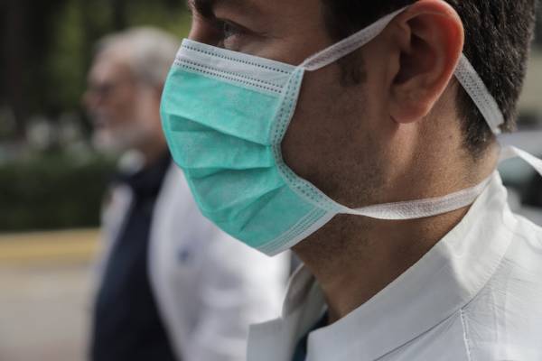 Νοσοκομειακοί γιατροί προς Μητσοτάκη: Μας αφήνετε να πολεμάμε τον «αόρατο εχθρό» χωρίς όπλα