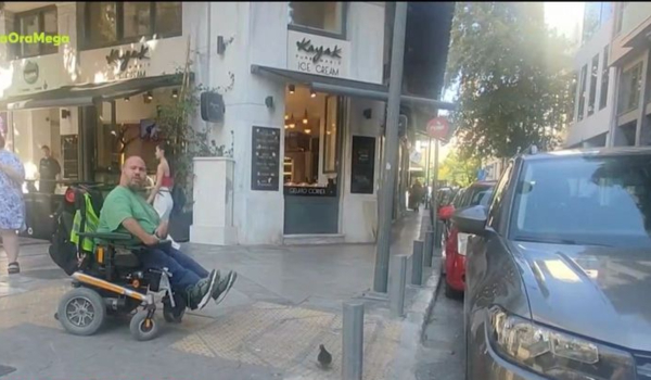 Εικόνες ντροπής στο κέντρο της Αθήνας: Παρκάρουν σε ράμπες και μπλοκάρουν τα αναπηρικά αμαξίδια