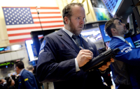Έρευνα Bloomberg: Παγκόσμια ύφεση πυροδοτεί η FED με την αύξηση των επιτοκίων στο 5%