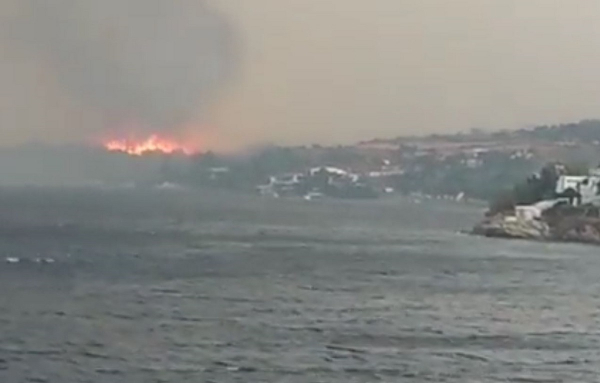 Φωτιά στη νότια Εύβοια: Βίντεο με τις φλόγες στο Μαρμάρι μέσα από πλοίο