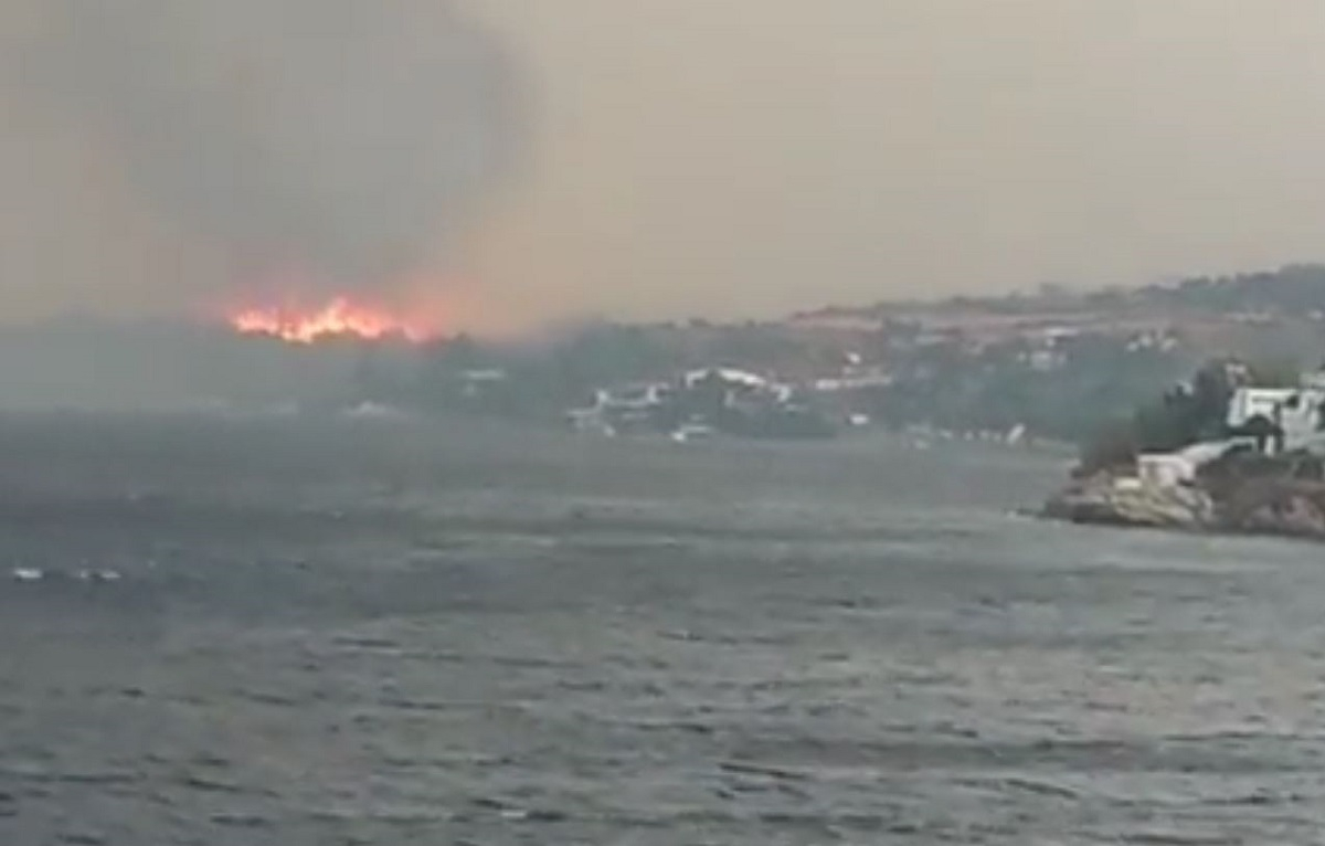Φωτιά στη νότια Εύβοια: Βίντεο με τις φλόγες στο Μαρμάρι μέσα από πλοίο