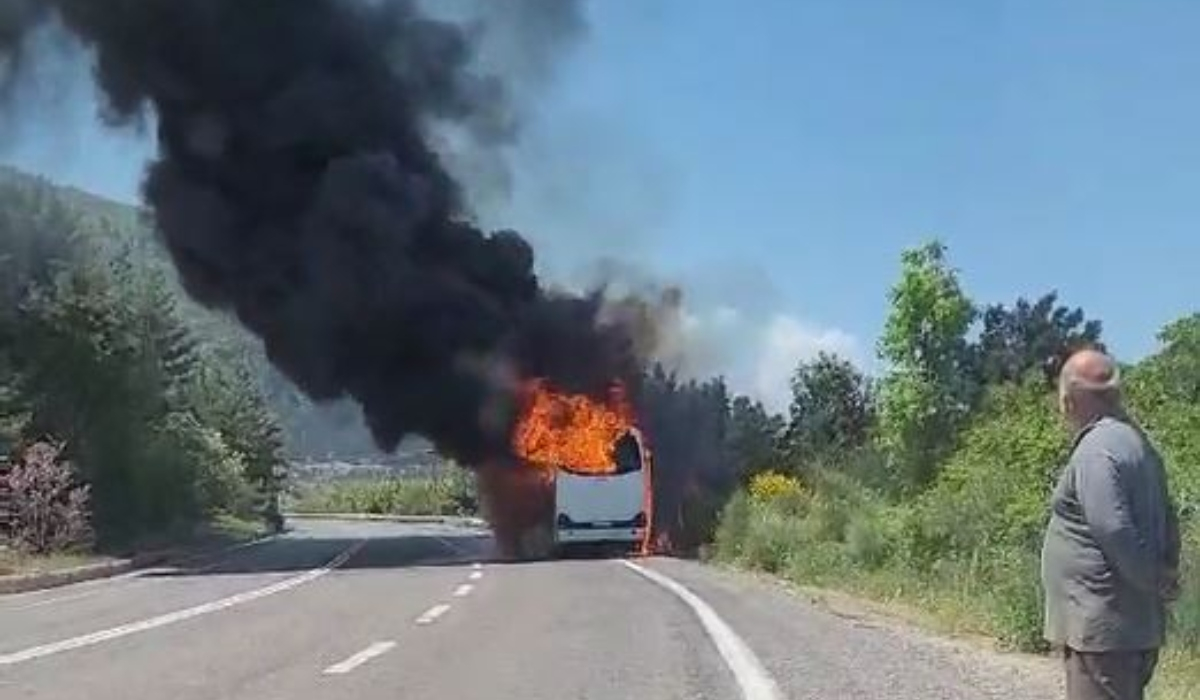 Φωτιά σε τουριστικό λεωφορείο στον Μπράλο (Βίντεο)