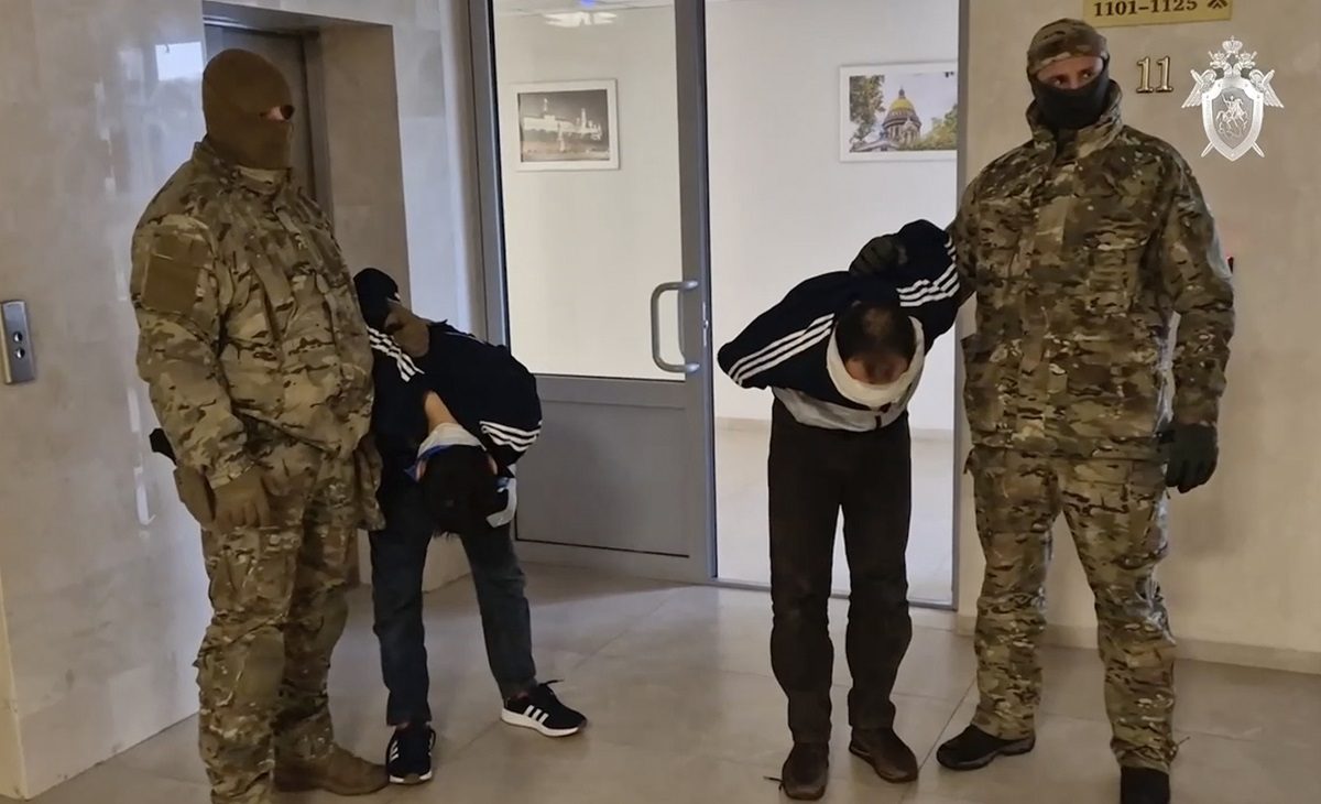 Ρωσία: Απαγγέλθηκαν κατηγορίες σε δύο υπόπτους για το μακελειό στη Μόσχα, δεμένοι πισθάγκωνα στην ανάκριση