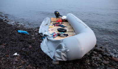«Βόμβα» του Spiegel για το «έγκλημα της Σάμου»: Η ελληνική ακτοφυλακή πέταξε πρόσφυγες στη θάλασσα