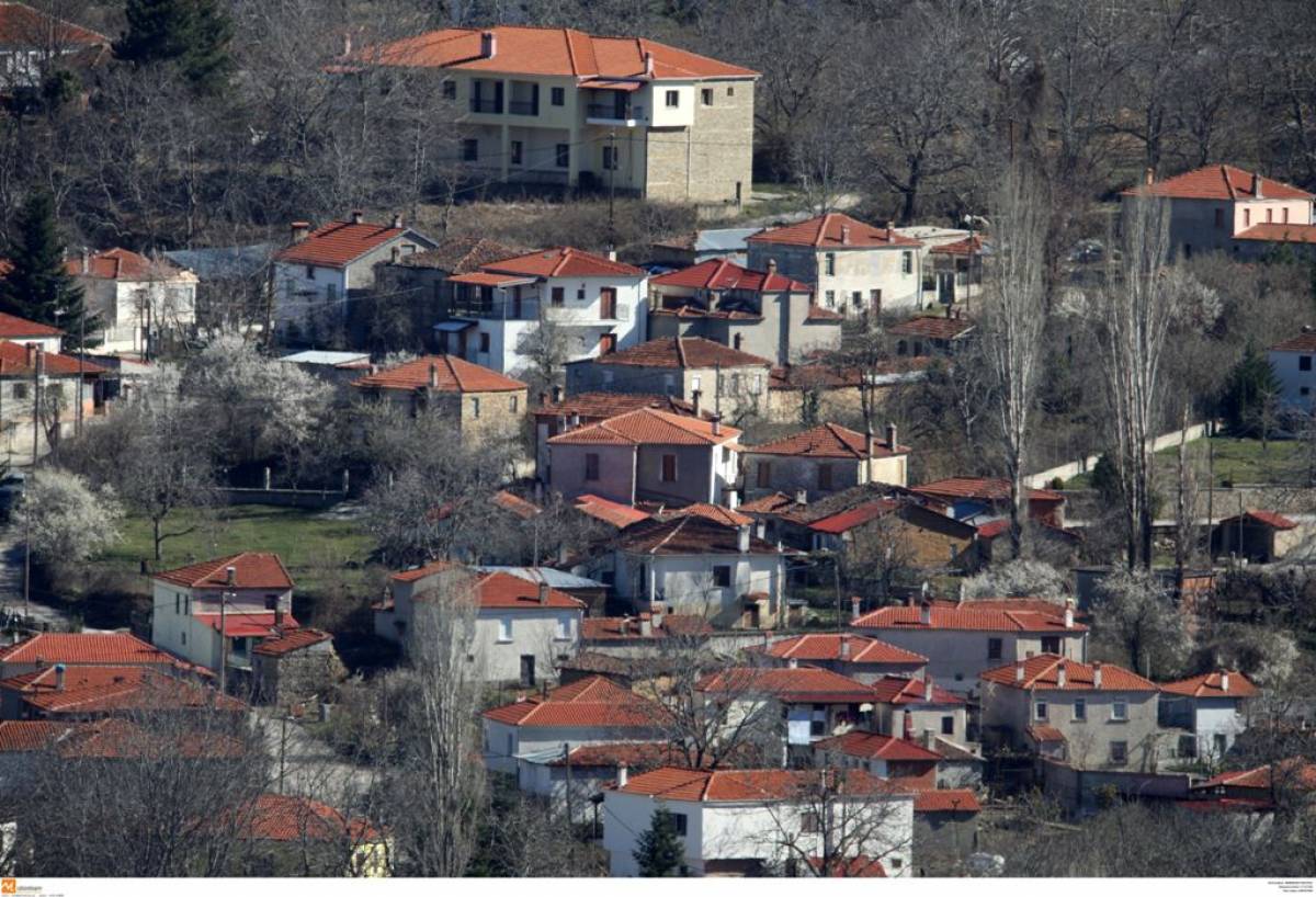 Κορονοϊός: Πρώτη μέρα μετά την καραντίνα στην Κοζάνη - Στις αυλές οι κάτοικοι