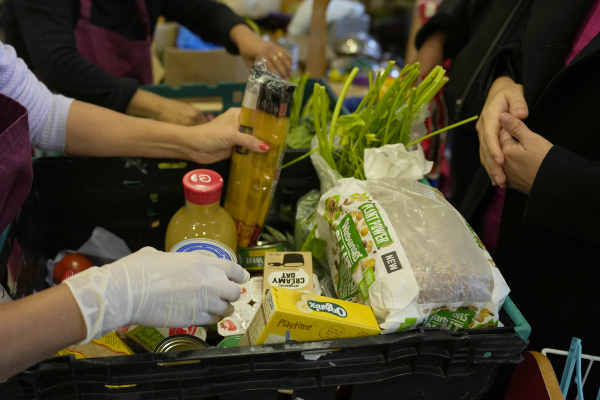Βρετανία: Τρώνε μέχρι και ζωοτροφές λόγω ακρίβειας – Ρεπορτάζ BBC