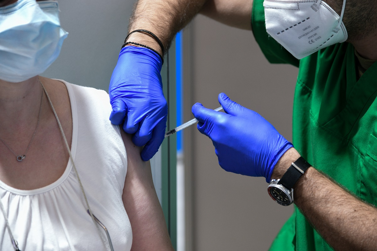 Δημόπουλος: Ίσως χρειαστούν τρίτη δόση και όσοι εμβολιάστηκαν πριν από 6 - 8 μήνες