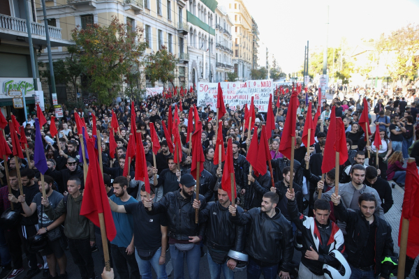 Πολυτεχνείο: Μαζική πορεία για την 50ή επέτειο - Απροσπέλαστο το κέντρο της Αθήνας (Βίντεο, φωτογραφίες)