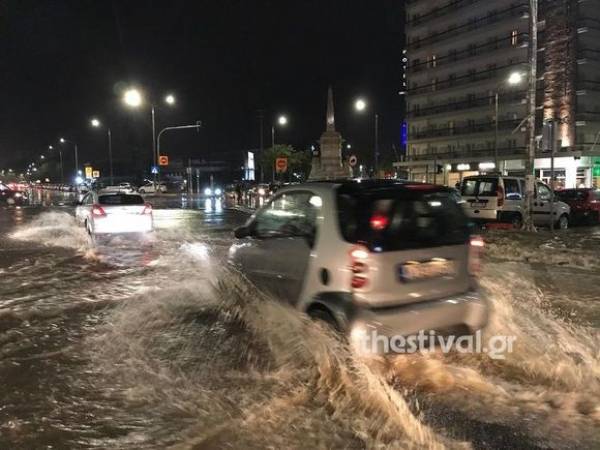 Θεσσαλονίκη: Προβλήματα από την καταιγίδα - «Ποτάμια» οι δρόμοι (video)