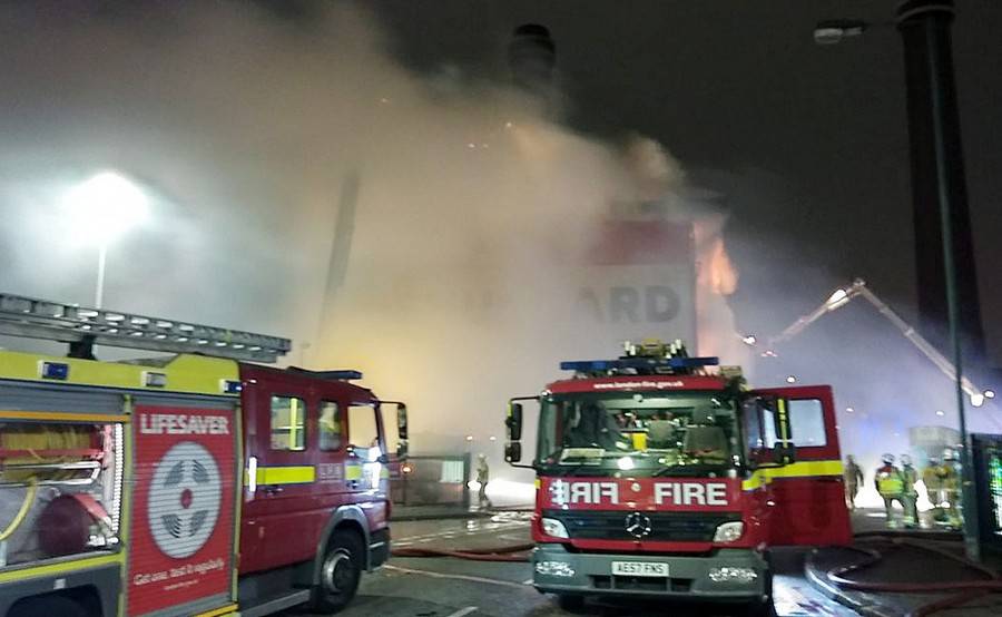 Φωτιά σε συγκροτήματα κατοικιών στο Λονδίνο