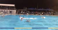 Οπαδός πέταξε στην πισίνα διαιτητή - Διεκόπη το ματς (Video)