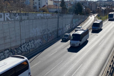 «Πλημμύρισαν» Αθήνα και Θεσσαλονίκη από τουριστικά λεωφορεία - Διαμαρτυρία με κόρνες