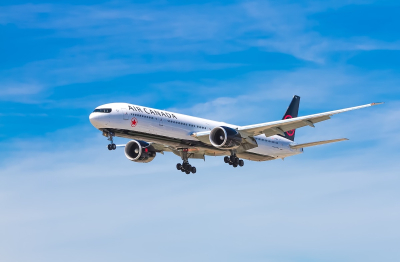 FT: «Τρελές» αυξήσεις για τα αεροπορικά εισιτήρια σε όλο τον κόσμο