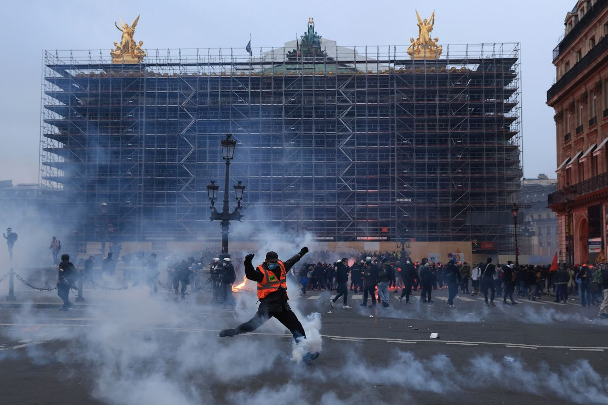 «Δεν θα πεθάνουμε δουλεύοντας»: Οι Γάλλοι απέναντι στον Μακρόν - Εκατομμύρια στους δρόμους για το συνταξιοδοτικό