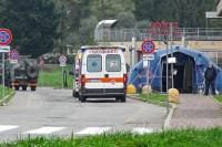 Ιταλία: Ολικό lockdown ζητούν οι γιατροί - Ασθενείς σε αυτοκίνητα έξω από νοσοκομεία