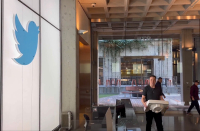 Έλον Μασκ: Μπήκε στα γραφεία του Twitter κρατώντας έναν νιπτήρα