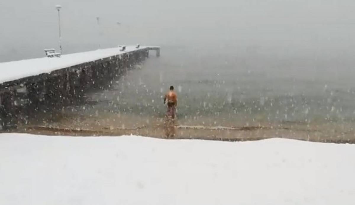 Απίστευτο βίντεο: Κολυμβητής κάνει βουτιές σε χιονισμένη παραλία στη Χαλκιδική