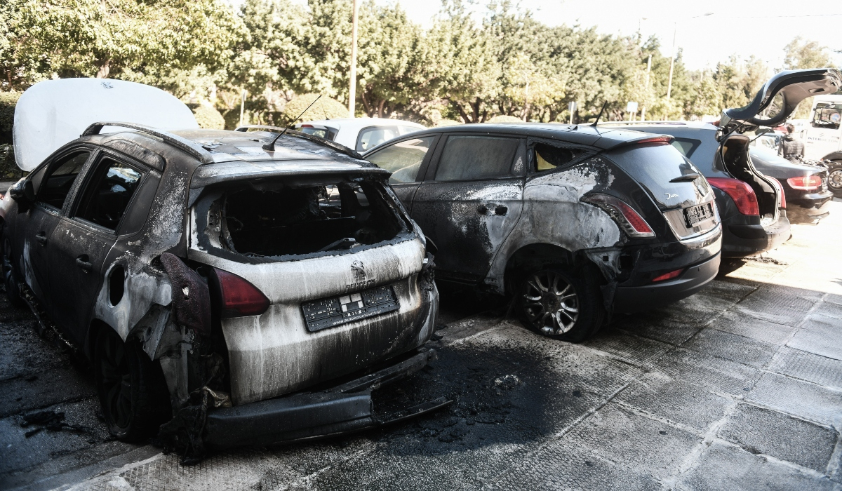 Αργυρούπολη: Δεύτερη εμπρηστική επίθεση σε αυτοκίνητα - Στις φλόγες 4 οχήματα