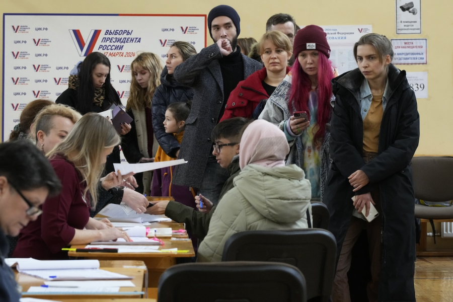 «Μεσημέρι κατά του Πούτιν» στη Ρωσία: Υποστηρικτές της αντιπολίτευσης γέμισαν τα εκλογικά κέντρα