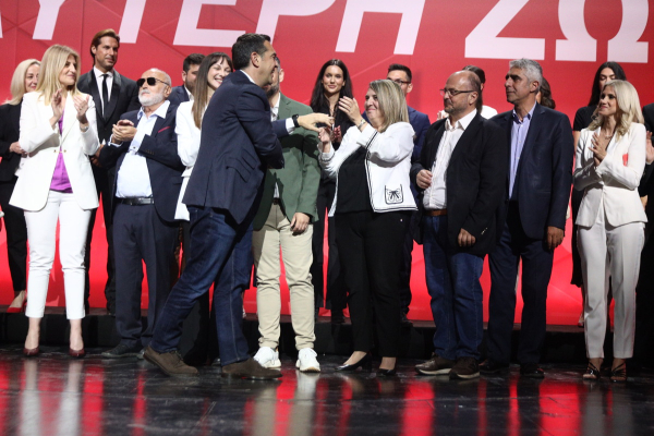 Στη σκηνή ο Τσίπρας χαιρέτισε τους υποψήφιους (δείτε βίντεο)
