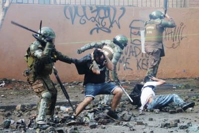 Χιλή: Αστυνομικοί βίασαν και βασάνισαν φοιτητή σε αστυνομικό τμήμα