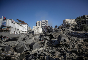 Γάζα: 10.000 Παλαιστίνιοι εγκαταλείπουν τα σπίτια τους - Εικόνες φρίκης