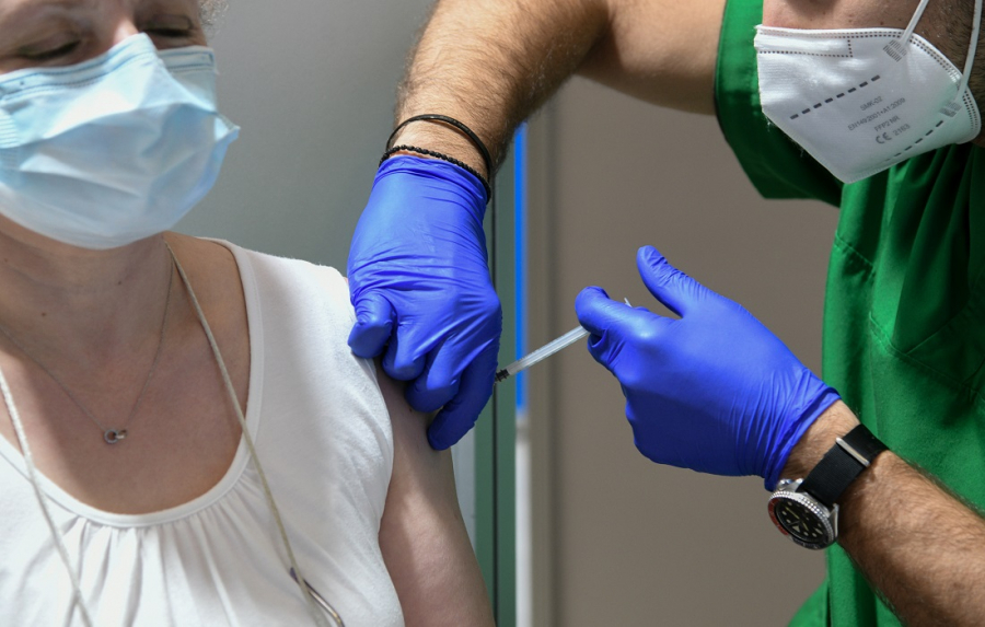 Μόσιαλος: Σχεδόν όλοι οι θάνατοι από κορονοϊό στις ΗΠΑ αφορούν ανεμβολίαστους