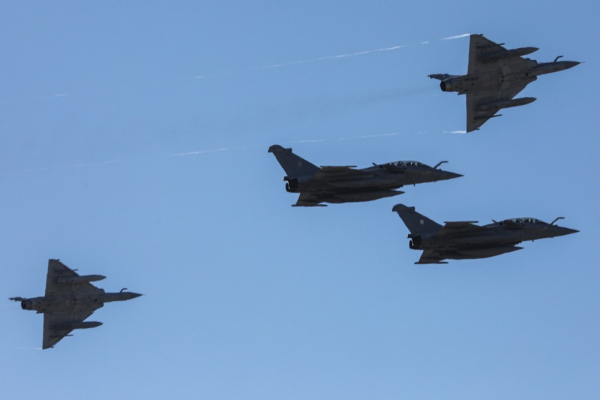 25η Μαρτίου: Στα γαλανόλευκα η Αθήνα, στον Αττικό ουρανό μαχητικά F-16 και Rafale