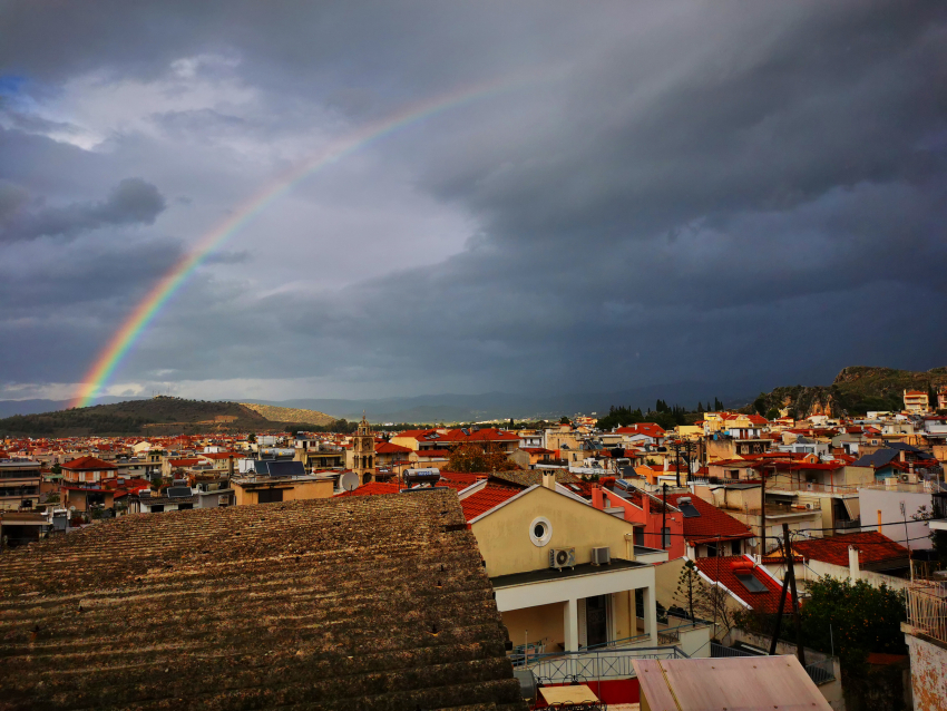 Ουράνιο τόξο πάνω από τη πόλη του Ναυπλίου μετά τη καταιγίδα χθες, Κυριακή