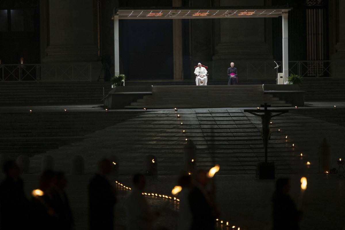 Πάπας Φραγκίσκος: Συγκλονιστικά καρέ στην άδεια Βασιλική του Αγίου Πέτρου