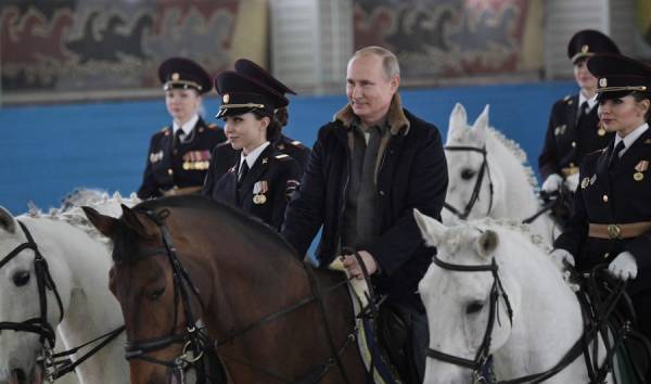 Ο Πούτιν τίμησε τη Γυναίκα, κάνοντας ιππασία μαζί με γυναίκες αστυνομικούς