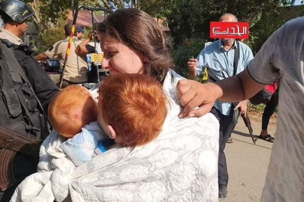 Η Χαμάς αρπάζει μητέρα με τα δύο της παιδιά - Το βίντεο από το Ισραήλ που προκαλεί ανατριχίλα