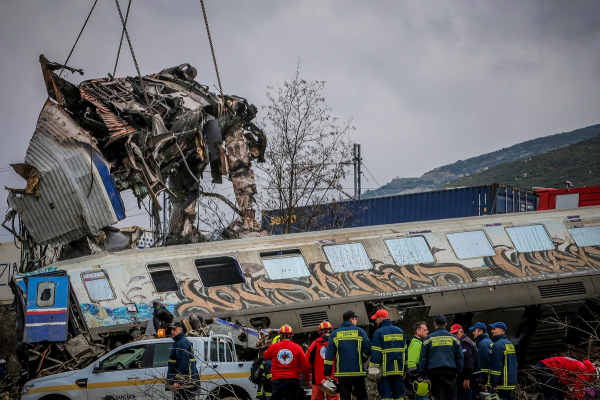 Τέμπη: Το χειρότερο σιδηροδρομικό δυστύχημα στην Ελλάδα - Μεγαλώνει η μαύρη λίστα των νεκρών