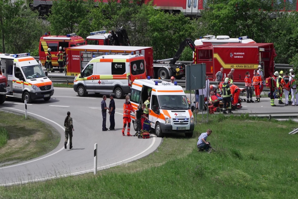 Γερμανία: Ακόμη μια σορός ανασύρθηκε από το σιδηροδρομικό δυστύχημα στη Βαυαρία - Στους 5 οι νεκροί