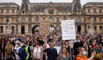 Γαλλία: Μαζικές διαδηλώσεις κατά του εμβολιασμού και των μέτρων Μακρόν