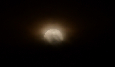Πανσέληνος του χιονιού: Εντυπωσιακές εικόνες από το συννεφιασμένο ολόγιομο φεγγάρι
