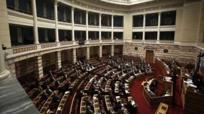 Επίθεση ΣΥΡΙΖΑ για ασυλία σε τραπεζίτες και αποστάσεις βουλευτών της ΝΔ - Τι λέει ο Τσιάρας