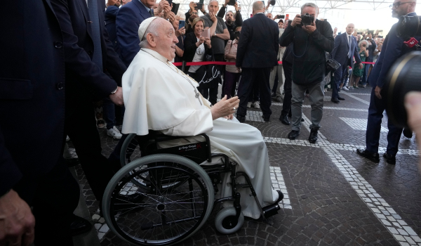 Εξιτήριο για τον πάπα Φραγκίσκο: «Είμαι ακόμη ζωντανός» - Τι είπε για το ναυάγιο στην Πύλο