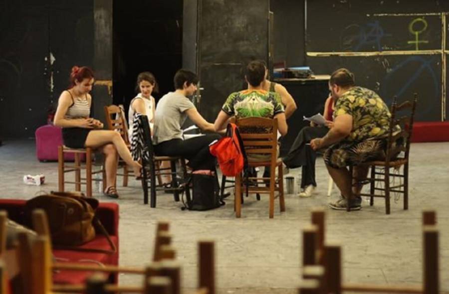 «Γράμματα – 1,5 μέτρο μακριά»: Οι ΟΔΟΣ στην Ταράτσα του Εμπρός για τέσσερις παραστάσεις