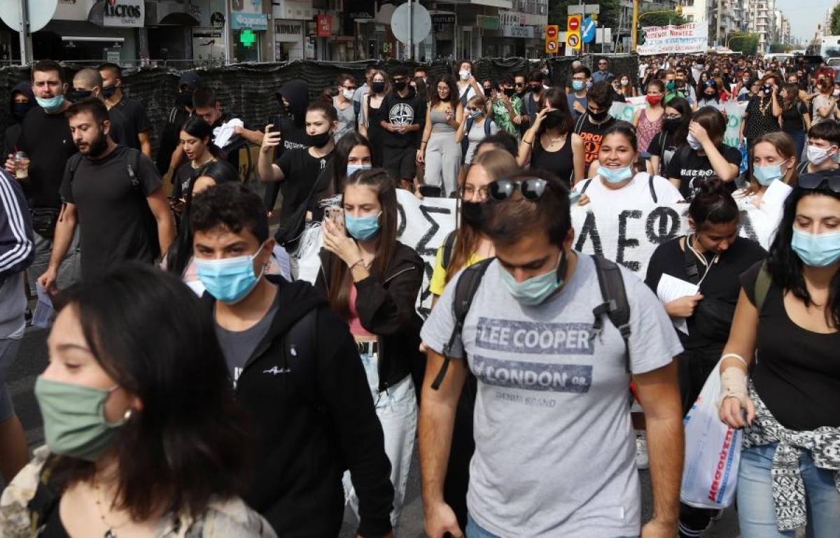 Σχολεία: Μεγάλη μαθητική πορεία στη Θεσσαλονίκη - «Η μάσκα δεν είναι η μόνη προστασία»