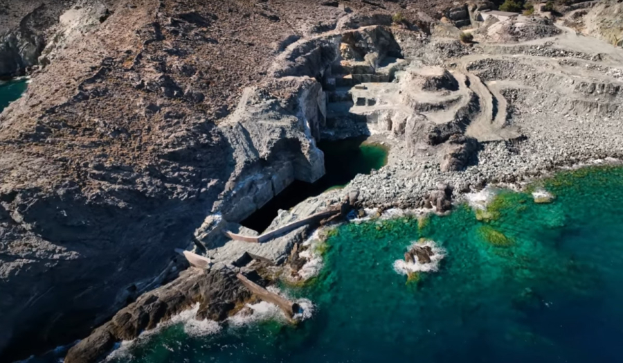 Η μεγαλύτερη φυσική μαρμάρινη πισίνα της Μεσογείου είναι στην Ελλάδα (Βίντεο Drone)