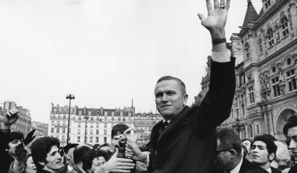 Ο Frank Borman χαιρετίζει το πλήθος που τον υποδέχτηκε την πρώτη ημέρα της επίσκεψής του στο Παρίσι, στις 5 Φεβρουαρίου 1969.