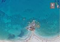 Η παραλία με το κατάφυτο φαράγγι και τους καταρράκτες στην άκρη της Ελλάδας