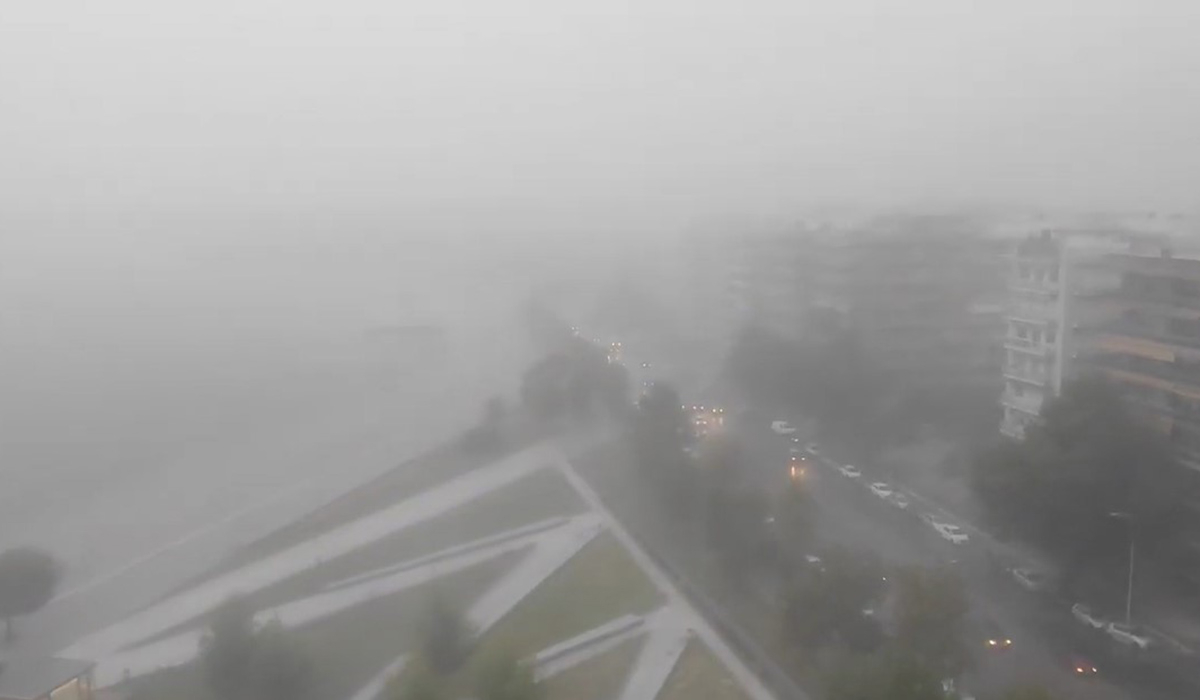 «Σκοτείνιασε» η Θεσσαλονίκη: Ισχυρή καταιγίδα στο κέντρο (Βίντεο)
