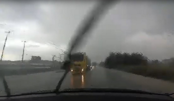 Καιρός: Ισχυρή καταιγίδα στα Τρίκαλα - Ποτάμια οι δρόμοι (Βίντεο)