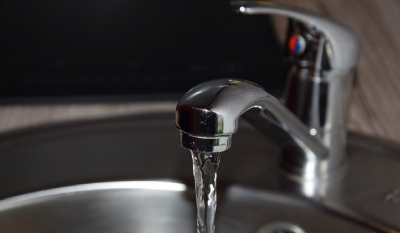 Επικίνδυνα βακτήρια στο πόσιμο νερό των Βρετανών: Πρέπει να το βράζουν πριν το πιουν
