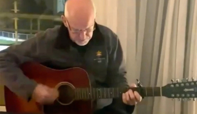 Ο Γιώργος Παπανδρέου παίζει στην κιθάρα το «Καλημέρα Ήλιε» στη μητέρα του